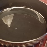 緒方 - ④見えない白子筍(京都府塚原産)のお碗(煮汁)
      目の前に提供された途端に筍の薫りがお椀から溢れて、春を満喫した心持ちに
      味わいは微かに筍が顔を出しましたが、殆ど白湯(さゆ)の様
      けれど後味はやはり筍