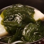 緒方 - ⑤白子筍(京都府塚原産)と若布(徳島県鳴門産)のお碗
      白子筍は歯応えもあるが決して硬くない。
      全くエグみがなく、柔らかな甘み。
      若布がふっくらで甘くてメチャうま！
      ほんのりと鰹出汁の香り、絶妙です。