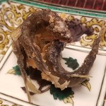 緒方 - ⑥小鮎(滋賀県琵琶湖産)の薄衣の揚げ物
      春の訪れを告げる小鮎、身がフワッフワッで優しい甘み、内臓のほろ苦さ。
      ほんのり瓜の様な香りも漂います。