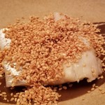 緒方 - ⑦焼き太刀魚(長崎県五島列島産)の白胡麻のせ
      産卵期は春～秋、旬は夏
      本当は越冬中の脂のりと旨みが最高です
      こちらの太刀魚は状態も良く焼き加減も抜群
      けれど白胡麻との合わせの意義を推し測れませんでした