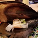 緒方 - ⑧平貝(愛知県知多半島産)のお造り、うるい添え、酢味噌と醤油で
      産卵期は夏、旬は春。
      大きな平貝の殻と共に配膳。
      インパクトがありますね♪o(^o^)o