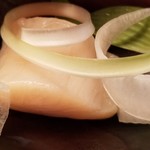 緒方 - ⑧平貝(愛知県知多半島産)のお造り
      平貝の貝柱まるごとを3枚に切ったお造り。
      強烈な旨みと甘み、思わず瀬戸内海産と太平洋産の違いについて緒方大将にお尋ねすると「なるほど！」と思う回答でした。