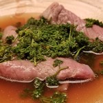 緒方 - ⑨厚切り佐賀牛のしゃぶしゃぶ、花山椒(奈良県産)載せ
      厚切りの佐賀牛をサッとお出汁に潜らせます
      牛の旨みが拡がり、花山椒の落ち着いたピリピリ感と混ざり合い、得も言われない美味しさです♪