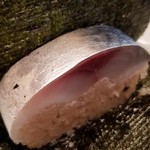 緒方 - ⑩鯖(真鯖)寿司
      産卵期は春～夏、旬は秋～冬
      腹の側線付近に模様が無いので真鯖と判断。
      生臭みはゼロで、脂のりも良く、旨みと甘みが素晴らしい。