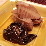 緒方 - ⑪筍と山椒の漬け物、木耳と山椒の漬け物
      筍は色合いは濃いめですが、味わいは薄味で山椒がピリッと効いてます。
      木耳は旨みがしっかり、山椒もピリッと、こちらの方がより好みです。