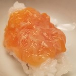 緒方 - ⑫このこ御飯
      海鼠の卵巣ですが、淡い橙色でとても鮮度が良く、微かな苦みとハッキリした旨みが楽しめました。
      温かいご飯と合わせると臭み強くなりそうですが、全く臭みがありませんでした。