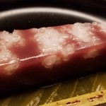 緒方 - ⑮夜桜(もち米入り自家製小豆羊羮)
      もち米を桜、小豆の羊羮を夜の闇に見立てた春らしいオリジナル羊羮です。
      羊羮は優しい甘みに仕上げられており、お料理の〆に相応しいデザートでした。