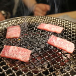 焼肉 木村屋 - 網の上のお肉たち