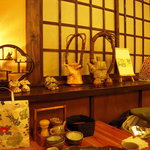 郷家 - レトロな店内