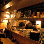 Shikishu Saikaen - カウンターでスタッフとおしゃべりしながらの食事も楽しいですよ。