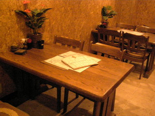 Shikishu Saikaen - 大きめのダイニングテーブルを贅沢に４名様で、ゆったりと座れるのでついつい・・・