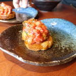 蕃 YORONIKU - ユッケのブルスケッタ