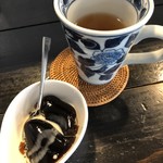 玄米ごはん カフェ じょじょ - 黒蜜のゼリーとはとむぎ茶