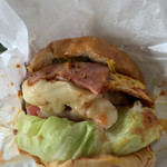 A Burgers Cafe - モッツァレラハンバーガーにタマゴのトッピング