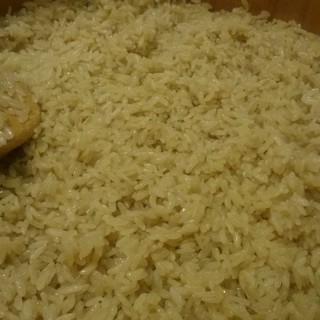 ネタとの一体感を実現する３種の赤酢をブレンドした珠玉のシャリ