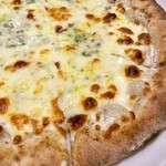 Pizzeria La Moneta - ４フォルマッジョ　（リコッタチーズ、モッツアレラチーズ、ゴルゴンゾーラチーズ、グラナパダーナチーズ）