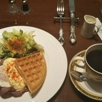 カフェ 英國屋 - エッグベネディクト風ワッフル コーヒーとセットで1300円 税込み コーヒー1杯おかわり付き