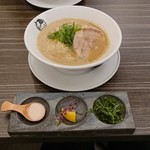 煮干らあめん　じんべえ - あん肝蕎麦  トッピングの大葉は嬉しいが塩はもう十分って感じ