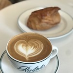 ラルフズ コーヒー - カプチーノとパンオショコラ