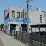 神尾商事 神尾弁当部 - 駅前のロータリーの向こう