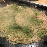 お好み焼き ころんぶす - 広げて海苔フリフリ