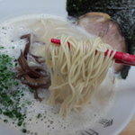 金田家 - 麺は24番線、細麺ｽﾄﾚｰﾄのｴｯｼﾞ削れた丸麺、中低加水。