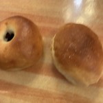 106344648 - あんぱん(左)とココナツクリーム(右)