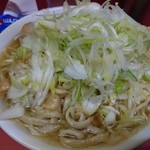 ラーメン二郎 - 小豚850円、ネギ100円。三谷さんの作品
      石田さんのほうが豚の盛りつけが上手かな(前回写真参照)