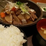 くいもの屋 わん - ライス、味噌汁、冷奴が付いてきます