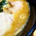 横横家 - 鶏油たっぷりのスープは醤油感強め。