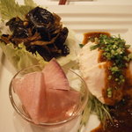 レンゲ - 23年11月　タパス3種盛り合わせ　四川風よだれ鶏、辣宝醤、紅しぐれ大根のピクルス