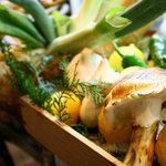 旨い料理・旨い酒 じょうじ - 再再訪”店内の新鮮野菜。。松茸もありますね～。