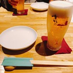 Eiji - テーブルセットと生ビール
