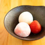 Wainshokudoukandazero - 練乳イチゴアイス&紅白もち大福