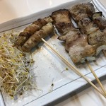 Gyouza To Yakitori No Matabei - 久留米のやきとり。付け合わせのアルファルファの食感も印象的です。