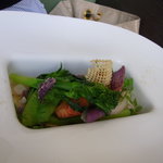 emuN - タスマニア産サーモンの軽い燻製風味　赤土馬鈴薯のソース　エルブドプロヴァンス風味