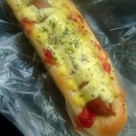 デイリーヤマザキ - 料理写真:粗挽きフランクロール240円