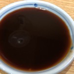 とんかつ春 - 漬物たちをオンザライス。空いたお皿にソースを注ぐのが黒豚流。