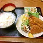 十八番 - お昼の定食。アジフライ、海老フライ、ハムカツ、ハンバーグ。¥800。