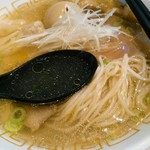 中村麺三郎商店 - 地鶏のスープがメインで乾物魚介系のスープが鶏スープの旨味を引き立てる感じ。麺は塩らぁ麺専用のちゅるんと伸びやかな自家製の細麺。