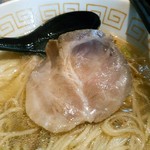 中村麺三郎商店 - 特製らぁ麺に４枚入っているうちの２枚は、豚の肩ロースなんでしょうか、燻製とは違う焼いた風の風味があり、適度な歯応えで旨い‼他のチャーシューは、ほろほろの豚バラと厚みがありとてもしっとりとした鶏。