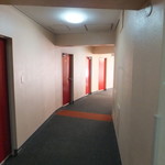 チサン イン - 10階廊下　何だか監獄っぽかったりもする　木製のドアがバタンバタンうるさい