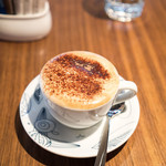 Ciao Chow Italian Cafeteria - たくさんのメニューから選べる。無難にカプチーノを。ふわっふわ。美味い