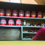 赤ちゃん食堂 - 大量のトマトケチャップ缶