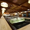 博多料亭 稚加榮 - 内観写真:九州各地の海の幸が泳ぐ大生け簀