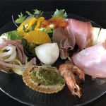 ピッツァ ジューシー - 季節の前菜盛り合わせ