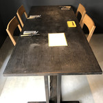 ピッツァ ジューシー - テーブル席