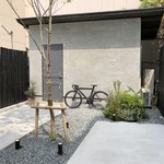 ピッツァ ジューシー - 奥には庭が