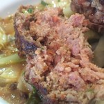 Abats. - ステーク・アッシェの断面です　肉汁が溢れ出てきます　人参が良いアクセントです