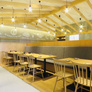 落ち着いた雰囲気の店内には少人数様からご利用いただけます